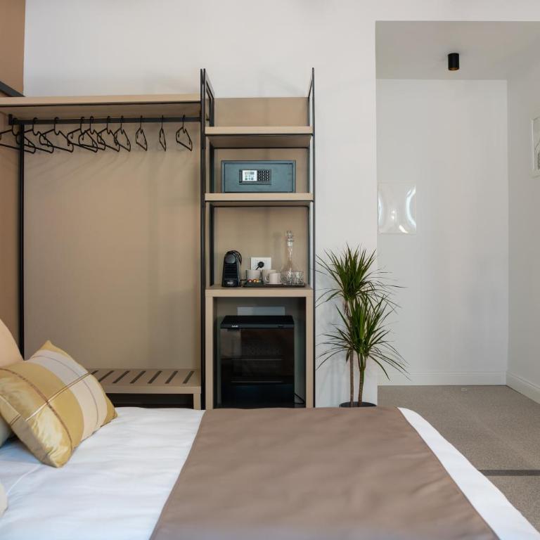 Monteroduni 22 - Chiaia Design Rooms - Deluxe Double Room with Balcony - 14