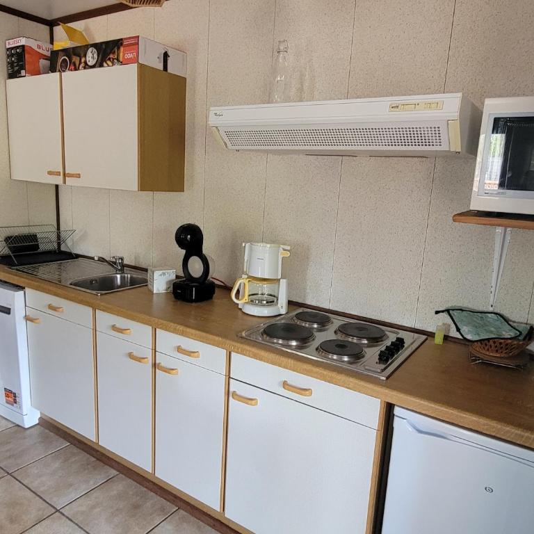 Villa d'angle spacieuse climatisée étage, clôturée dans domaine PORTES DU SOLEIL, 3 chambres, 7 couchages, wifi, accès payant aux piscines, 400m de la mer de portiragnes plage,LRPDSR6 - Casa de 3 dormitorios - 6
