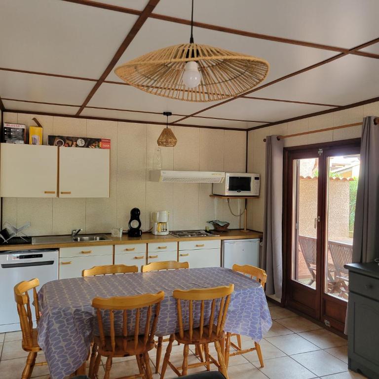 Villa d'angle spacieuse climatisée étage, clôturée dans domaine PORTES DU SOLEIL, 3 chambres, 7 couchages, wifi, accès payant aux piscines, 400m de la mer de portiragnes plage,LRPDSR6 - Casa de 3 dormitorios - 3