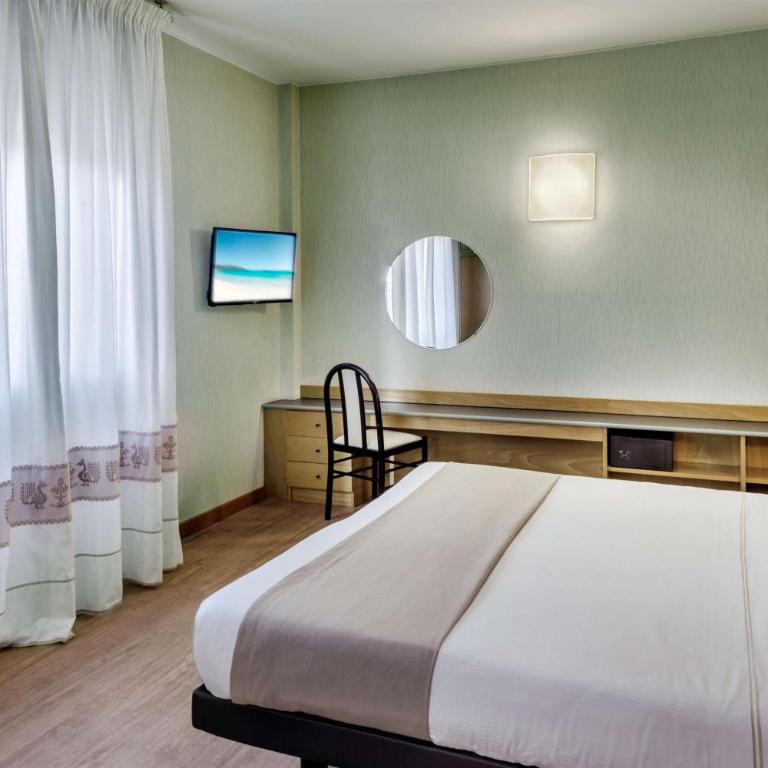Best Western Hotel Residence Italia - Camera Quadrupla con 1 Letto Queen-Size e 2 Letti Singoli - 3
