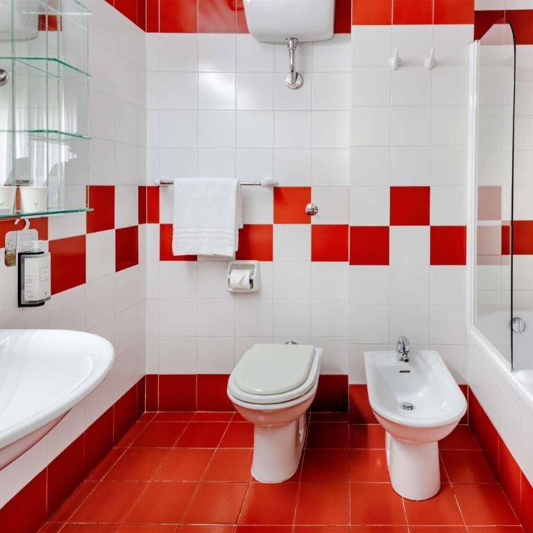 Best Western Hotel Residence Italia - Camera Quadrupla con 1 Letto Queen-Size e 2 Letti Singoli - 4