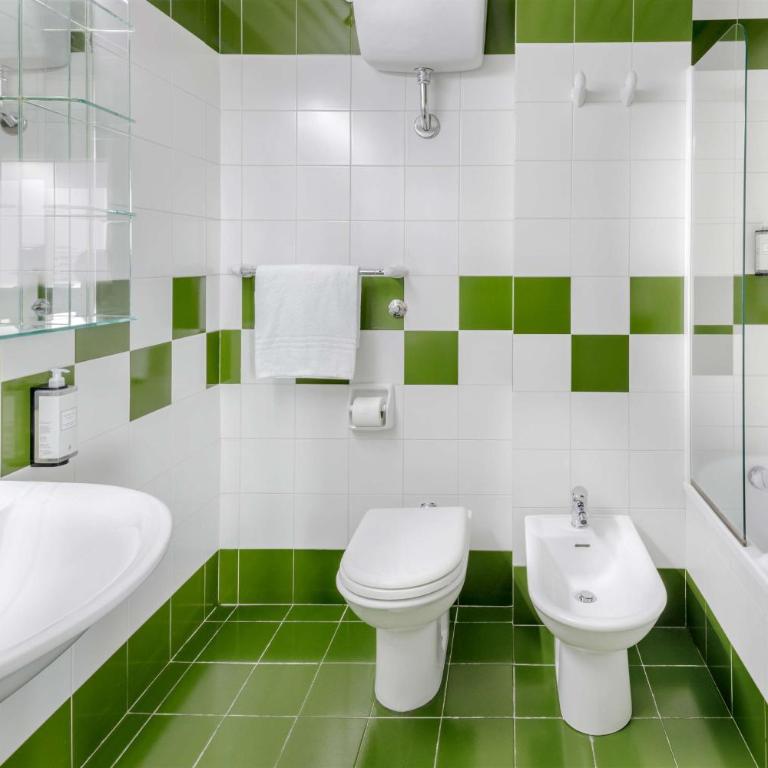 Best Western Hotel Residence Italia - Camera Quadrupla con 1 Letto Queen-Size e 2 Letti Singoli - 5