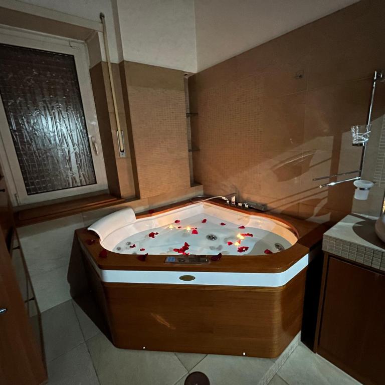 Charm Apartment & Relax Jacuzzi Roma-Gemelli - Appartamento Deluxe con 2 Camere da Letto e Balcone - 3