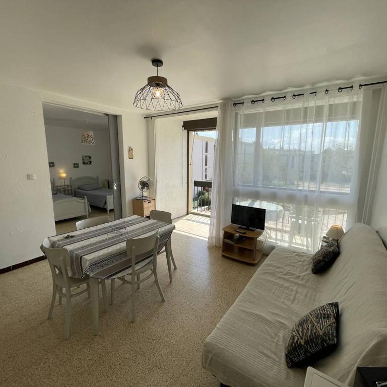 Appartement T3 spacieux, 6 couchages à Saint-Cyprien Plage, proche port et commerces, parking sécurisé - FR-1-106-38 - Apartment - 4