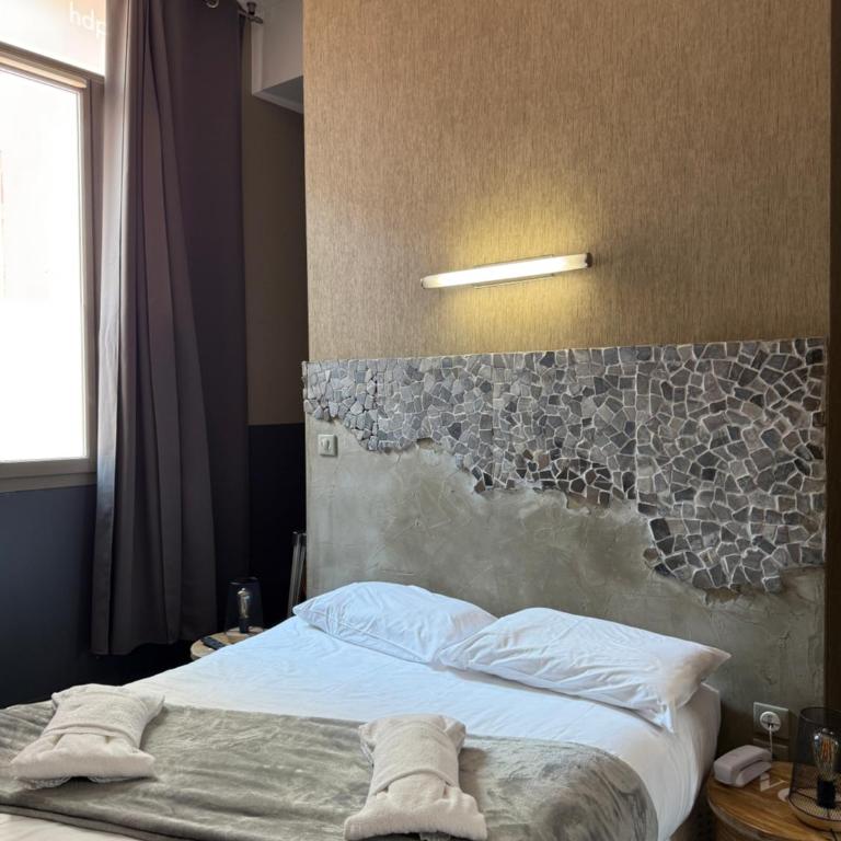 Hôtel De Paris - Chambre Double Cosy - Vue sur le Terrasse ou Rue - 2