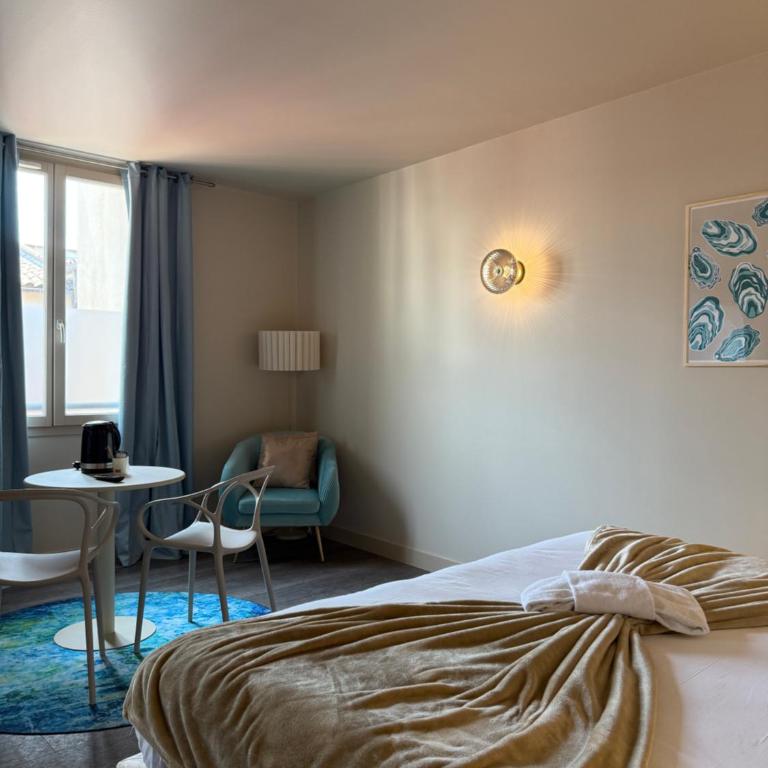 Hôtel De Paris - Suite - Vue sur le Terrasse ou Rue - 1
