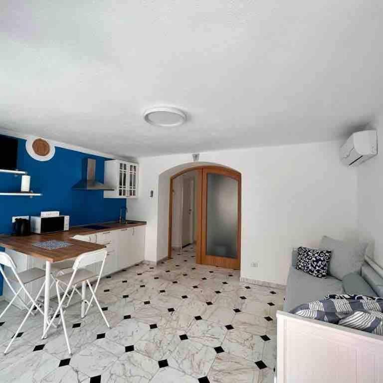 Dantis Domus at the beach - One-Bedroom Apartment - 18