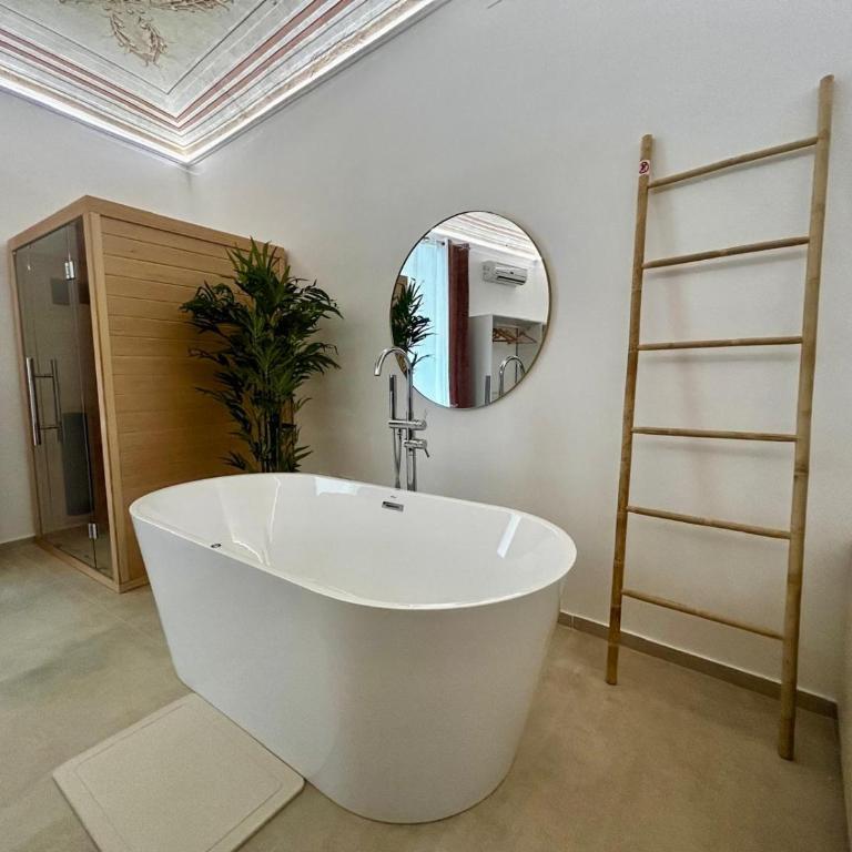 Massimo Rooms and suite - King Room with Spa Bath - 10
