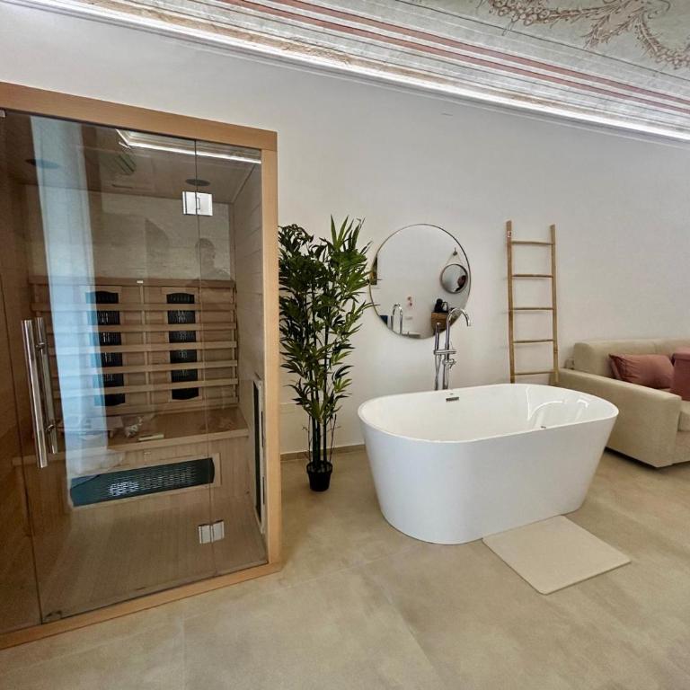 Massimo Rooms and suite - King Room with Spa Bath - 8