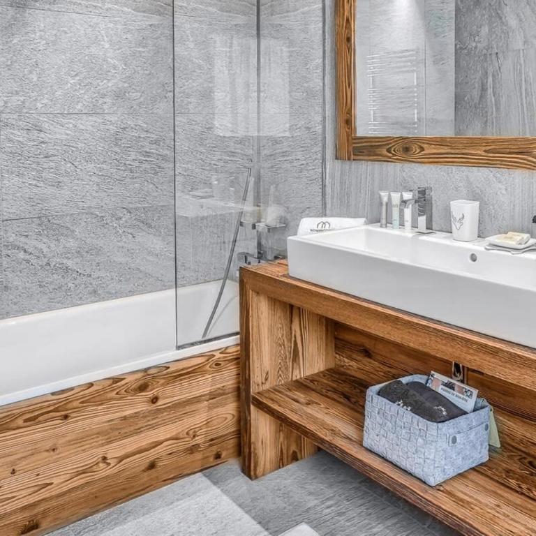 JAMES TAMG24 - Stunning ski in ski out luxury chalet with indoor pool & cinema - Villa - 24