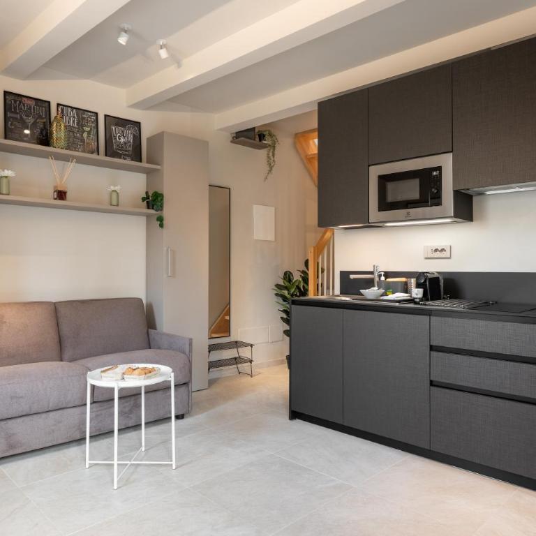 Via Avelli, 4 - Florence Charming Apartments - Attico al 5to piano senza ascensore vicino Stazione Con terrazza con Vista Santa Maria Novella - One-Bedroom Apartment - 2