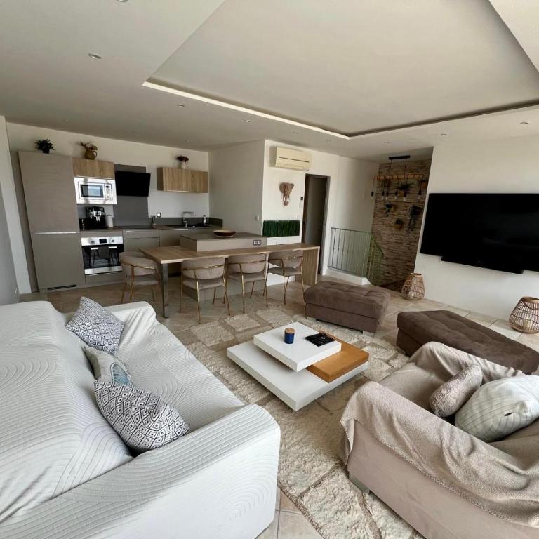 Loft Marina - Three-Bedroom Apartment - 25