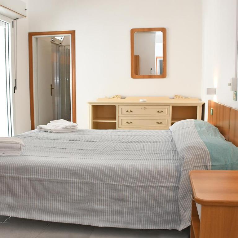 Hotel Exclusive - in pieno Centro a pochi passi dal Mare - Camera Matrimoniale con Balcone - 1