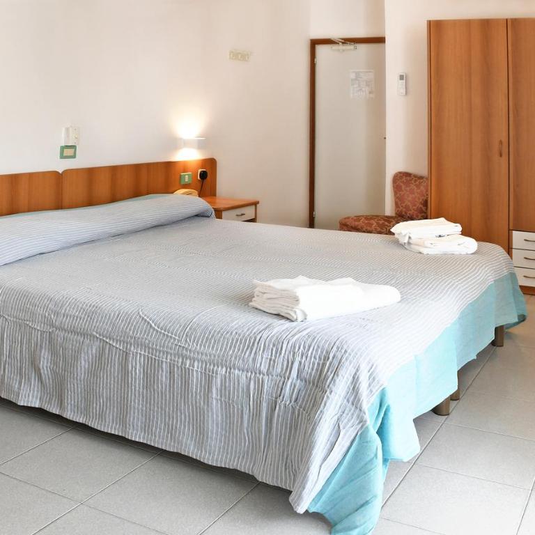 Hotel Exclusive - in pieno Centro a pochi passi dal Mare - Camera Matrimoniale con Balcone - 7