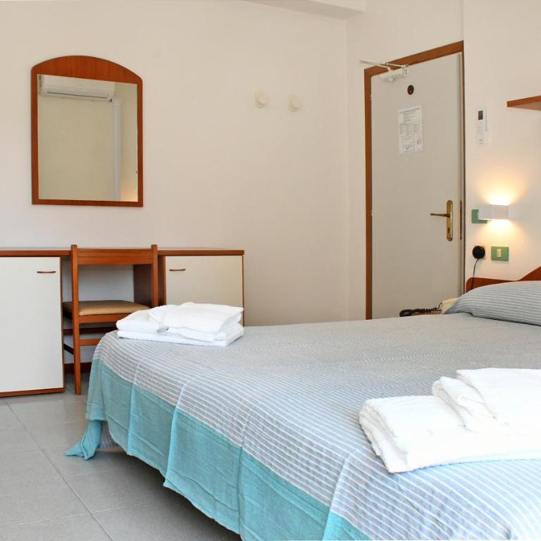 Hotel Exclusive - in pieno Centro a pochi passi dal Mare - Camera Matrimoniale con Balcone - 3