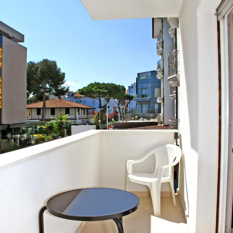 Hotel Exclusive - in pieno Centro a pochi passi dal Mare - Camera Matrimoniale con Balcone - 5