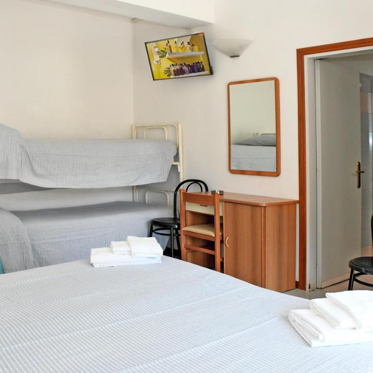 Hotel Exclusive - in pieno Centro a pochi passi dal Mare - Camera Quadrupla con Balcone - 2
