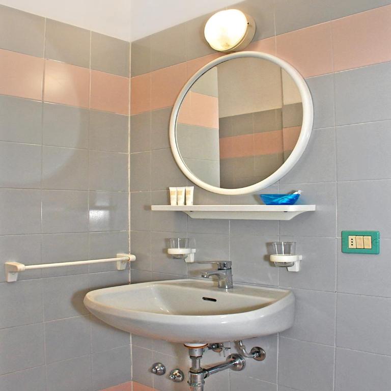 Hotel Exclusive - in pieno Centro a pochi passi dal Mare - Camera Tripla con Balcone - 5