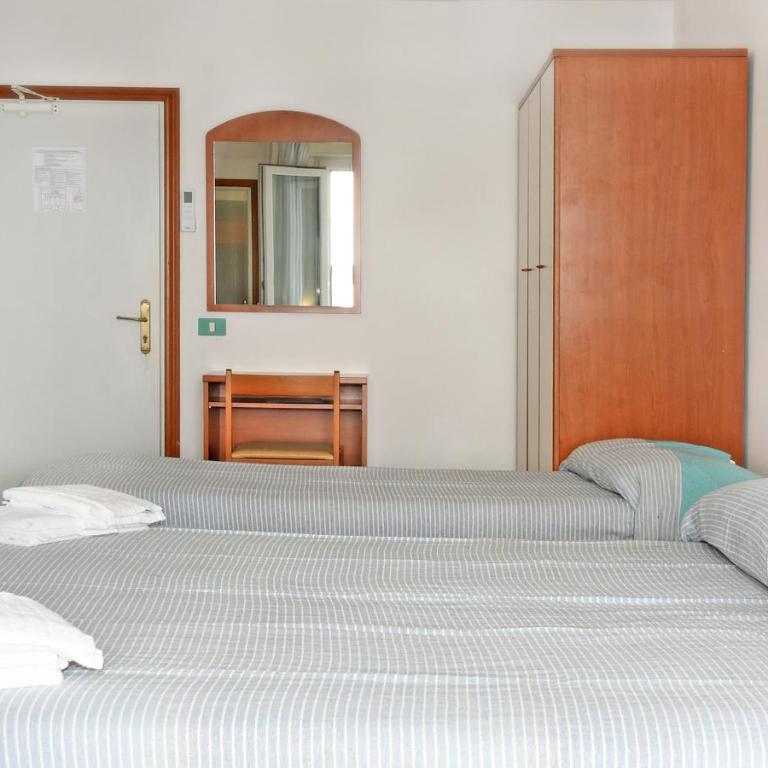 Hotel Exclusive - in pieno Centro a pochi passi dal Mare - Camera Tripla con Balcone - 2