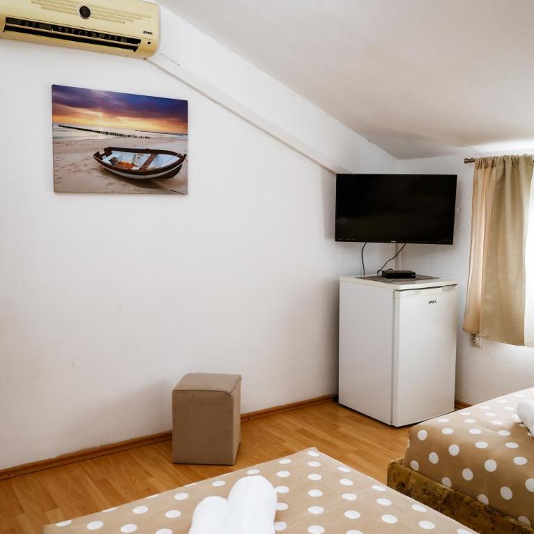 Apartments Djukic - Standard Double Room with Shared Bathroom - 4