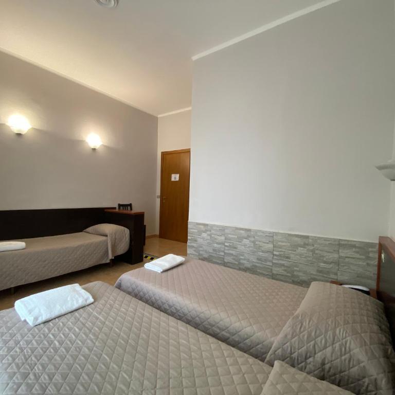 Hotel Atena - Camera Tripla - 1