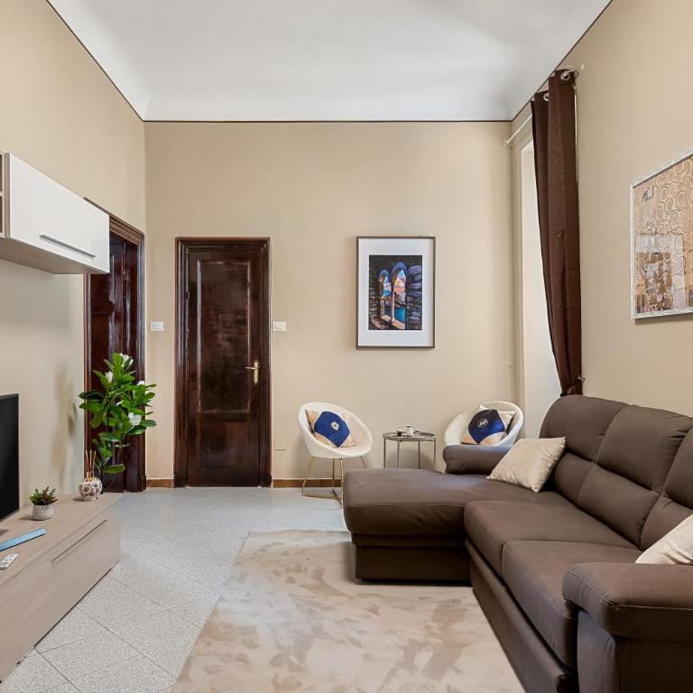 Casa dei Mille - Three-Bedroom Apartment with Balcony - 28