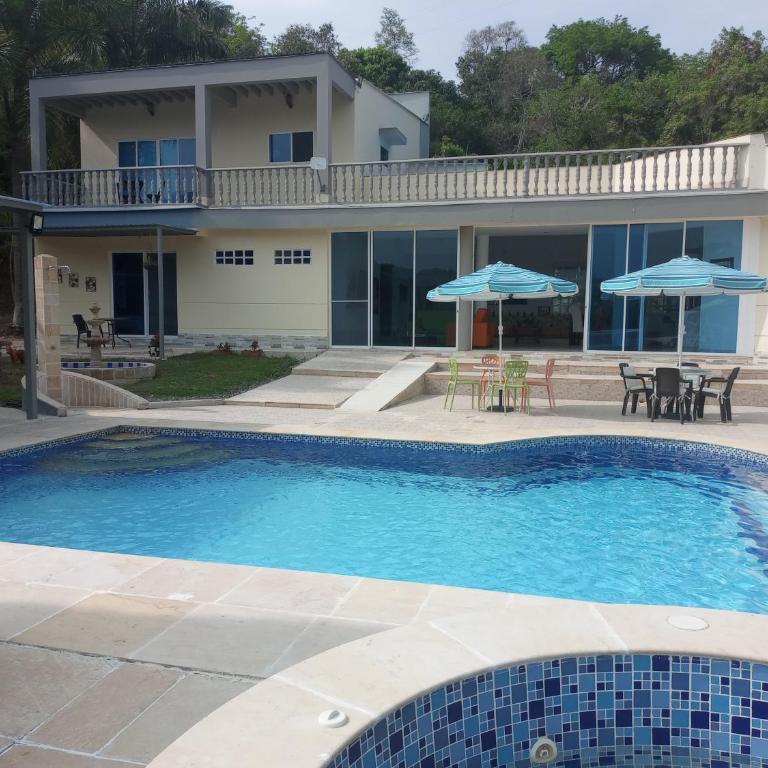 Casa Campestre en Condominio en Anapoima - Casa de 4 dormitorios - 1