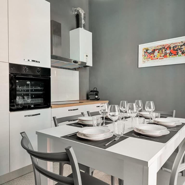 Casa dei Mille - Three-Bedroom Apartment with Balcony - 10
