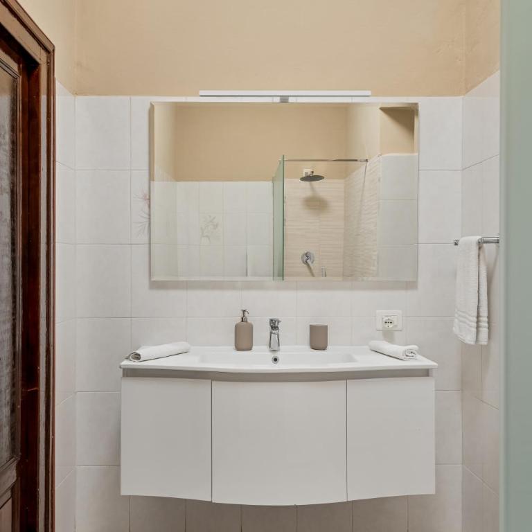 Casa dei Mille - Three-Bedroom Apartment with Balcony - 20