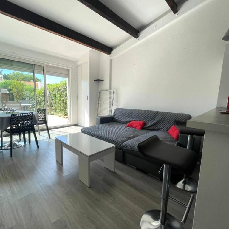 Maisonnette Paisible dans la pinède - 4pers - Parking - Proche centre de tennis - Plage - Histoire de clés - Appartement 1 Chambre - 1