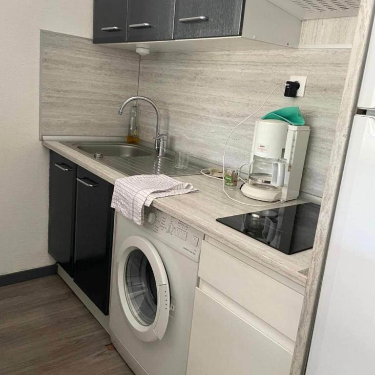 Maisonnette Paisible dans la pinède - 4pers - Parking - Proche centre de tennis - Plage - Histoire de clés - Appartement 1 Chambre - 3
