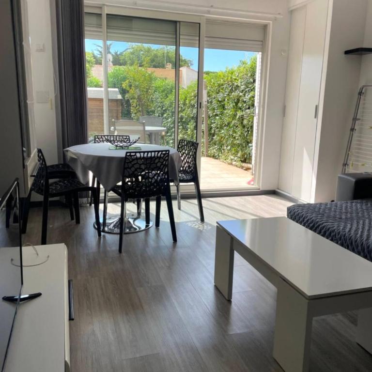 Maisonnette Paisible dans la pinède - 4pers - Parking - Proche centre de tennis - Plage - Histoire de clés - Appartement 1 Chambre - 6
