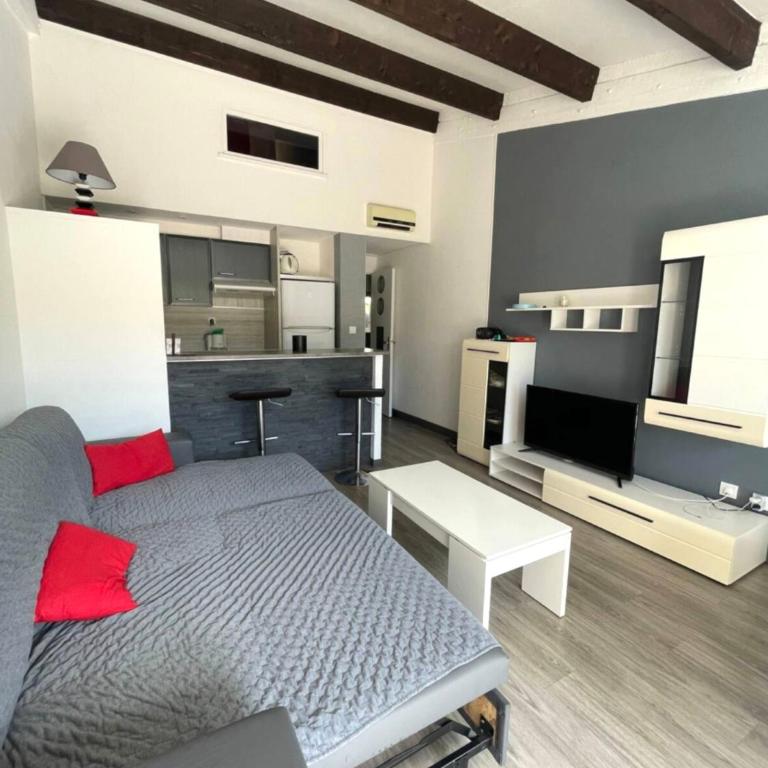 Maisonnette Paisible dans la pinède - 4pers - Parking - Proche centre de tennis - Plage - Histoire de clés - Appartement 1 Chambre - 8