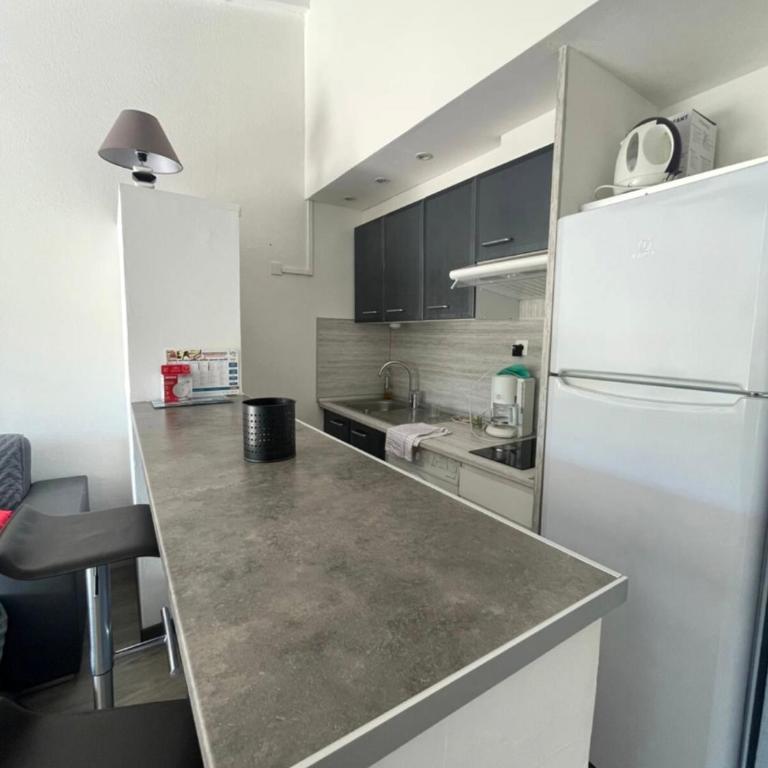 Maisonnette Paisible dans la pinède - 4pers - Parking - Proche centre de tennis - Plage - Histoire de clés - Appartement 1 Chambre - 10