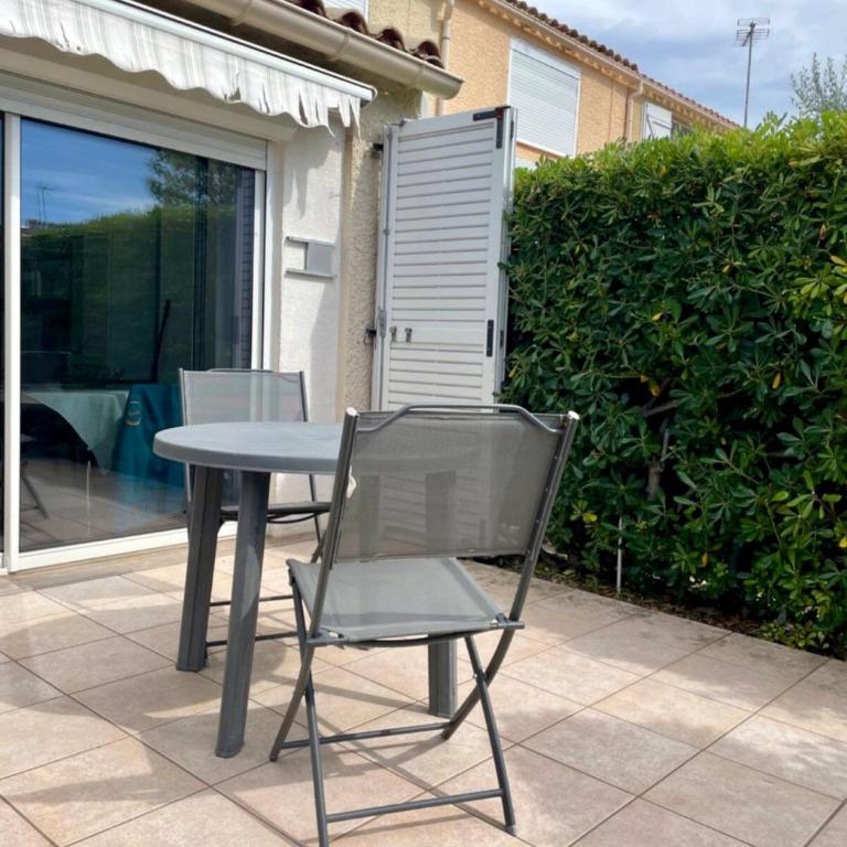 Maisonnette Paisible dans la pinède - 4pers - Parking - Proche centre de tennis - Plage - Histoire de clés - Appartement 1 Chambre - 11