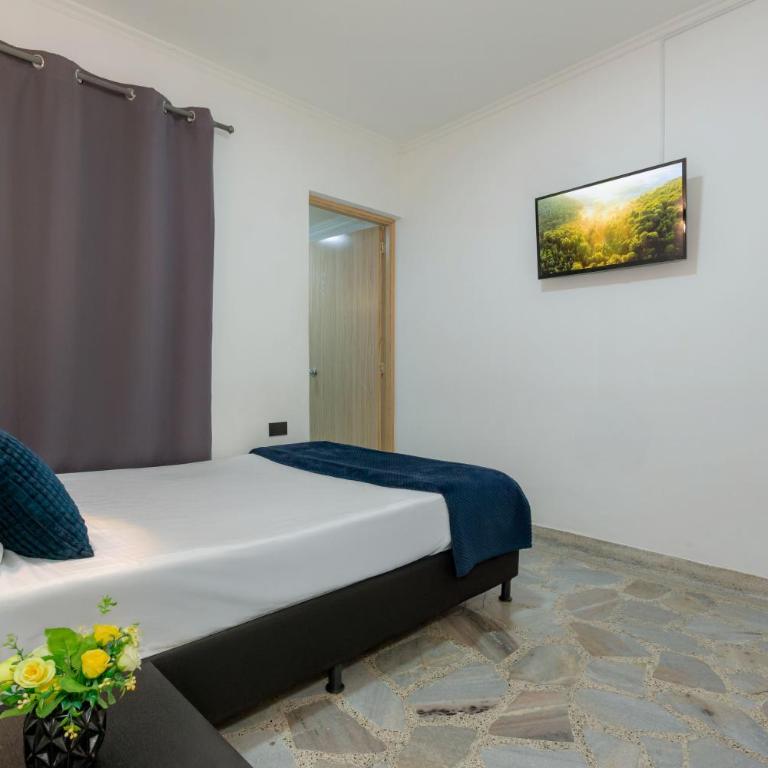 Great family home near the stadium and beautiful neighborhood - Six-Bedroom House - 7