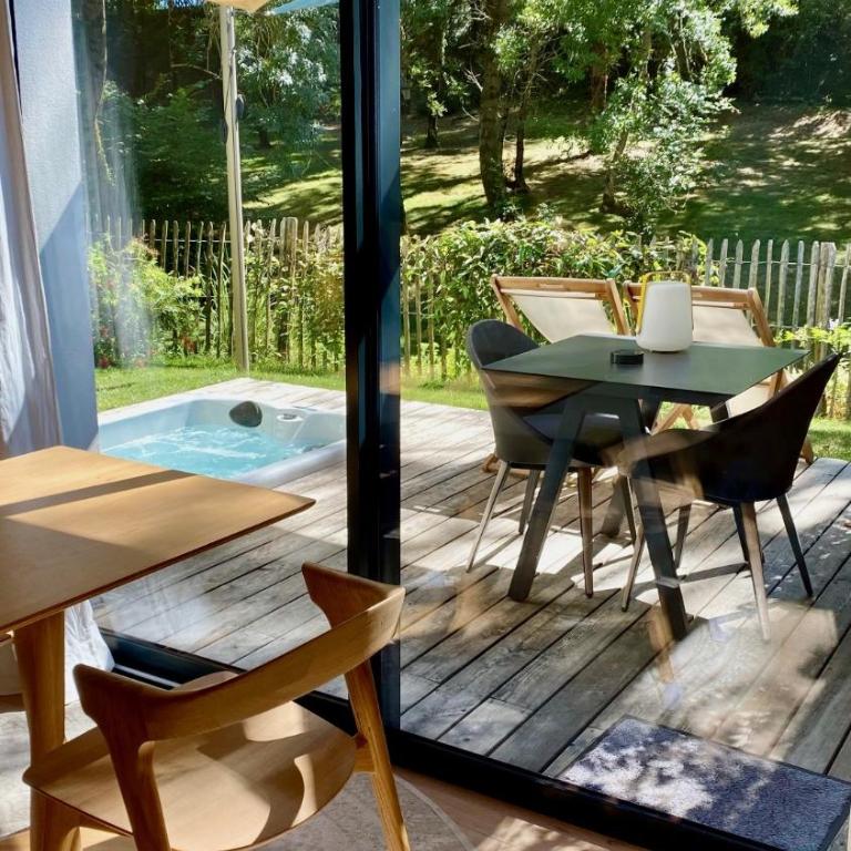 Chambres avec Jacuzzi privatif - Kassiopée Bed & Spa - Chambre de Luxe Double ou Lits Jumeaux avec Baignoire Spa - 1