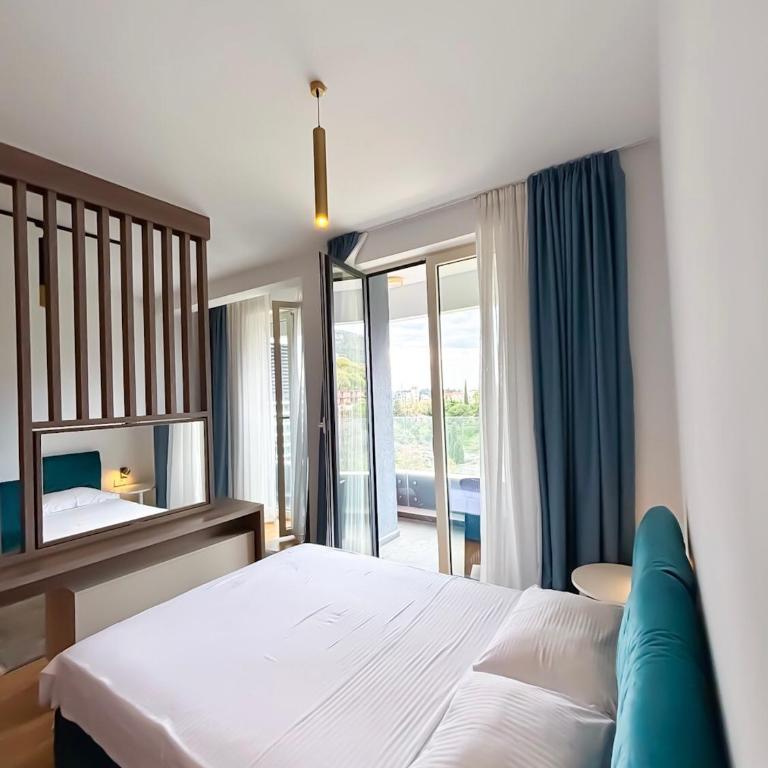 Luxe Beachfront Stay in Bečići with Pool - Studio Apartman sa Pogledom na More - 18