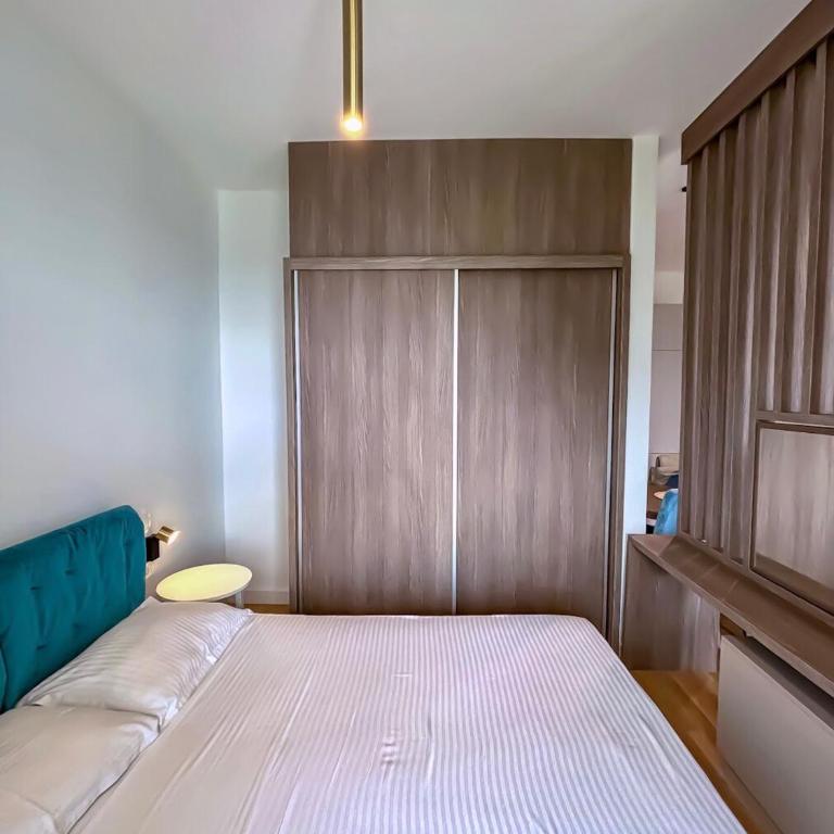 Luxe Beachfront Stay in Bečići with Pool - Studio Apartman sa Pogledom na More - 16