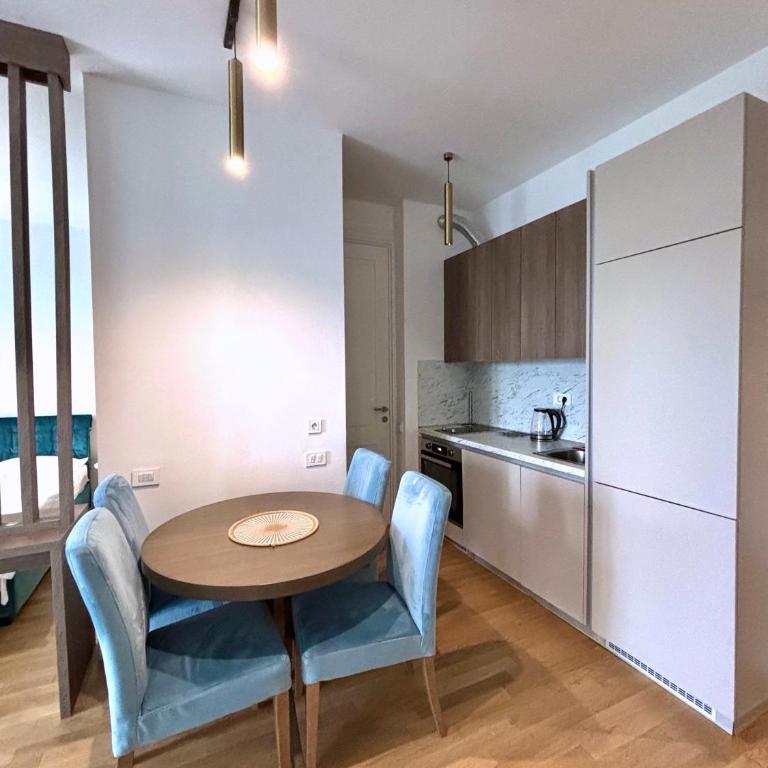 Luxe Beachfront Stay in Bečići with Pool - Studio Apartman sa Pogledom na More - 13