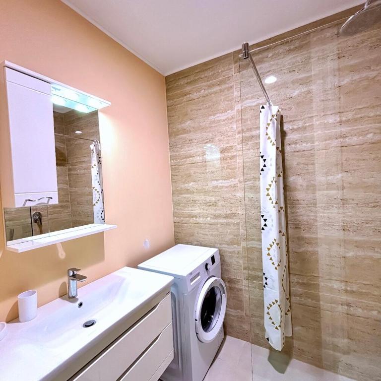 Luxe Beachfront Stay in Bečići with Pool - Studio Apartman sa Pogledom na More - 12