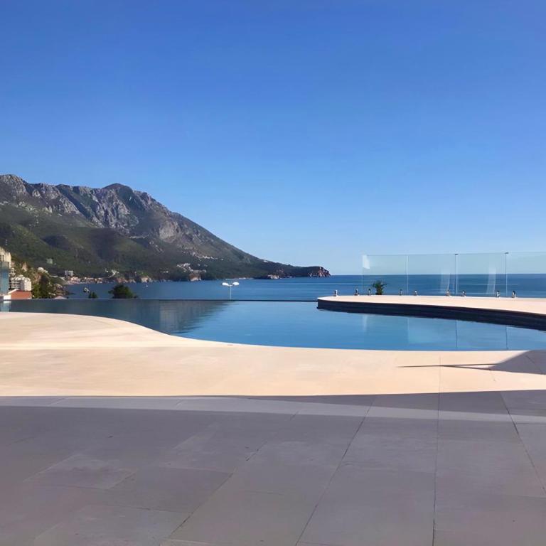 Luxe Beachfront Stay in Bečići with Pool - Studio Apartman sa Pogledom na More - 4