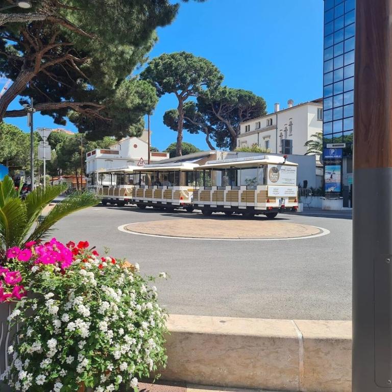 PWS - Sunny modern flat near Juan Les Pins Pinede & beach - Terrace & AC! - Two-Bedroom Apartment - 31