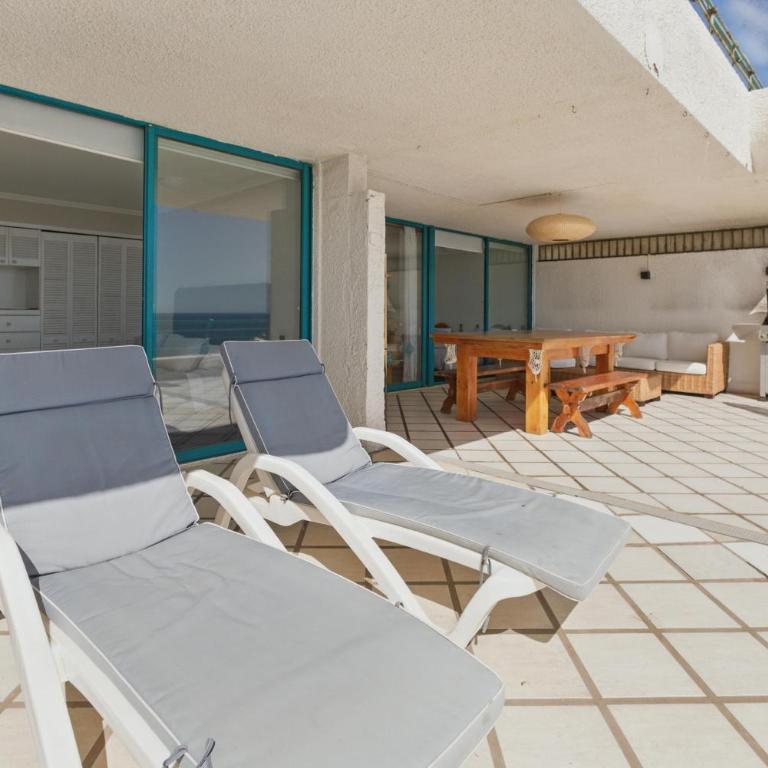 Amplia terraza en primera linea, Playa Amarilla - Apartamento - 2