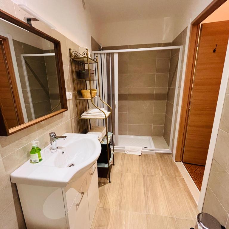 Pisa House - Camera Tripla con Bagno Privato - 1