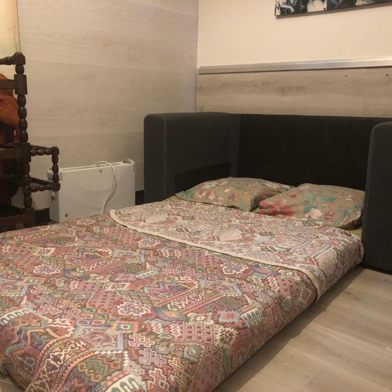 Guest house 40 m2 pour 1,2,3 personnes-Rez de Chaussée sur Rue et Patio-Séjour,Cuisine,SDB,Chambre avec Lit double-2 canapés lit japonais et matelas gonflable-Entrée côté Rue Berzélius-4 m du Métro Brochant lig13- Bus 31,54,74 ers sites touristiques - Appartement 1 Chambre - 21