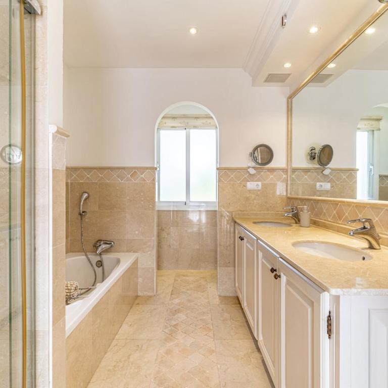 Luxury Villa, Heated pool, Next to the beach - Villa - 34