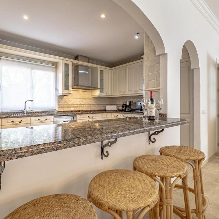 Luxury Villa, Heated pool, Next to the beach - Villa - 15