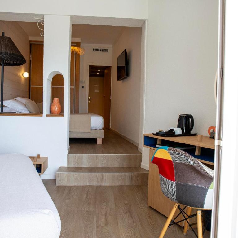 Grand Hôtel Du Lido - sur la plage d'Argèles - Chambre avec Salon - Vue Mer et Terrasse - 3