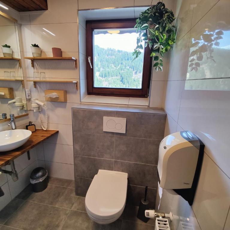 Pension Almhof - Doppelzimmer mit Balkon - 8